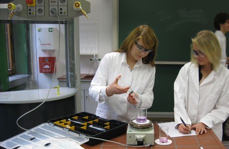 Zwei Schülerinnen arbeiten an einem Laborversuch