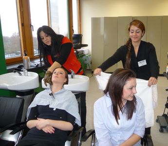 Schülerinnen im Friseursalon beim Waschen der Haare