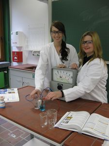 Zwei Schülerinnen arbeiten im Labor